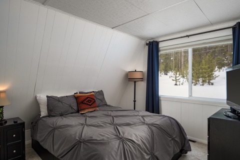 The ground-floor bedroom with a window on the snow.